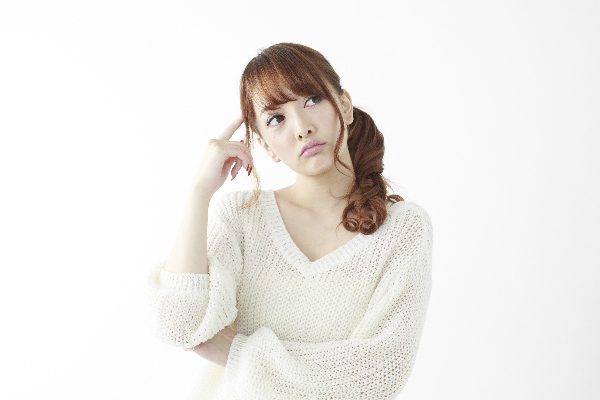 悩む女性のイメージ
